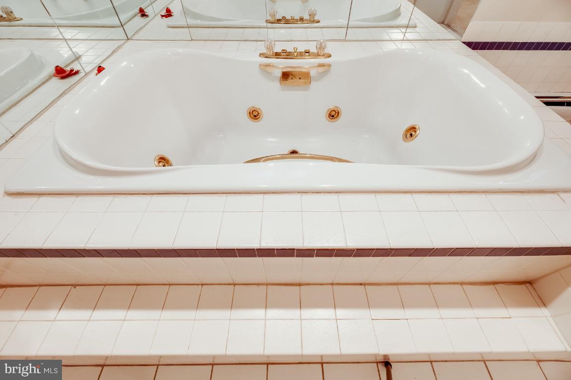 COUNTRY CLUB HILLS - Residential Lease