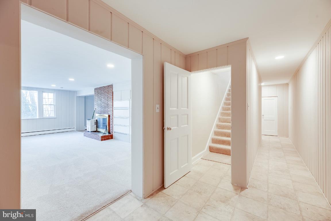 COUNTRY CLUB HILLS - Residential Lease