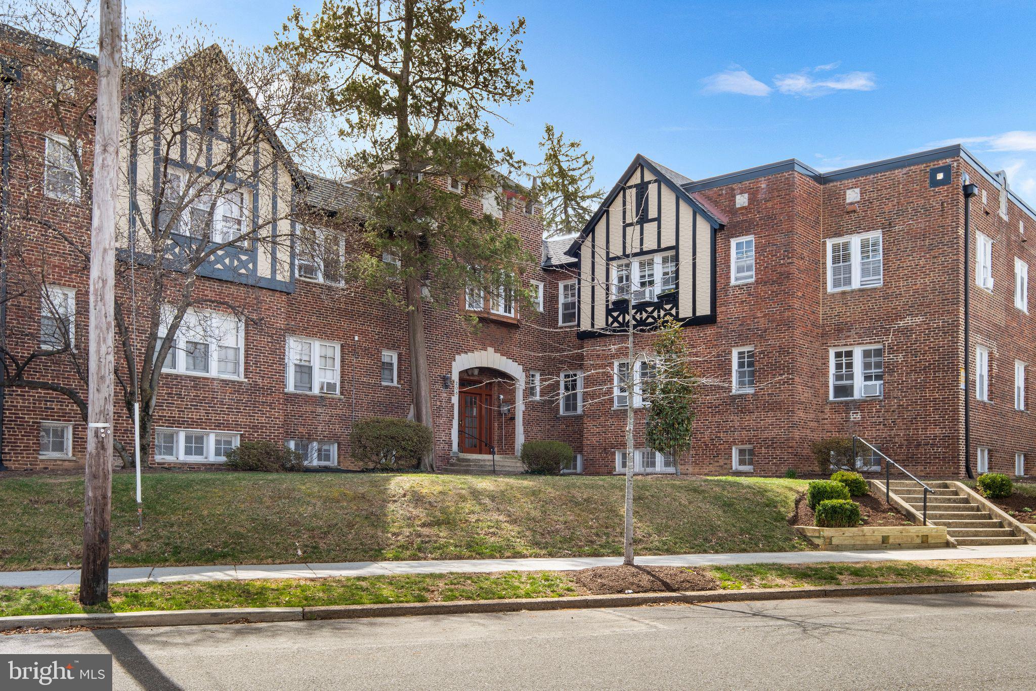 208 FARRAGUT STREET NW 207