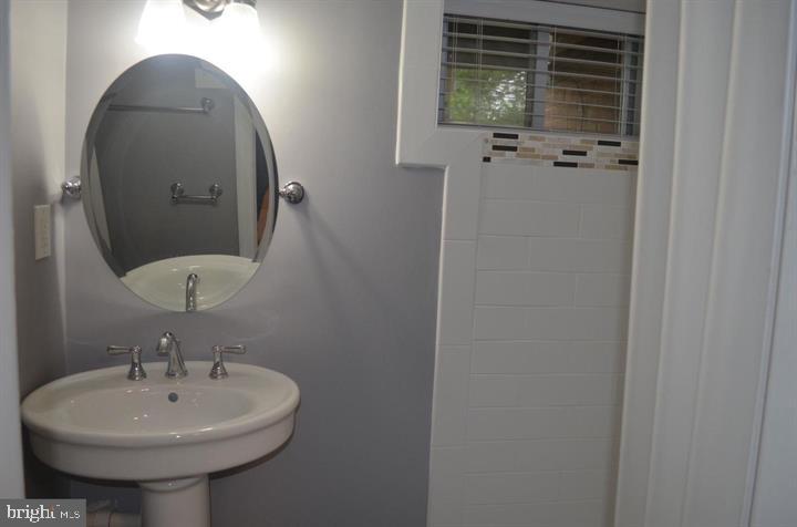 OAKWOOD KNOLLS - Residential Lease