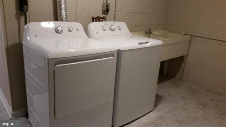 OAKWOOD KNOLLS - Residential Lease