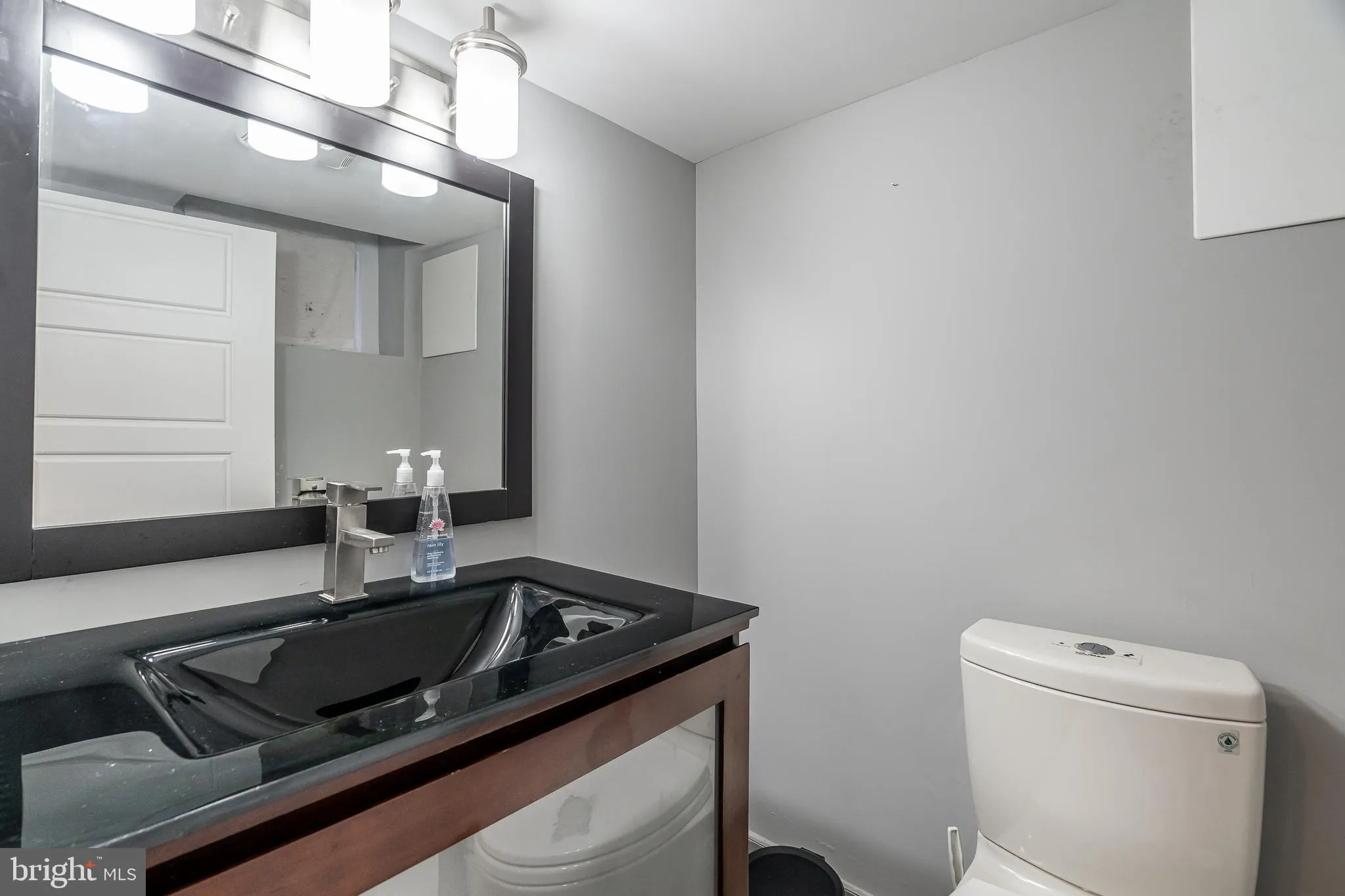 Philadelphia, Pennsylvania 19125, United States, 3 Bedrooms Bedrooms, ,2 BathroomsBathrooms,Residential,Pending,26004