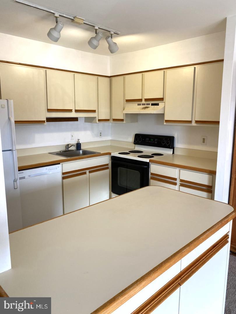 WHITPAIN HILLS - Residential