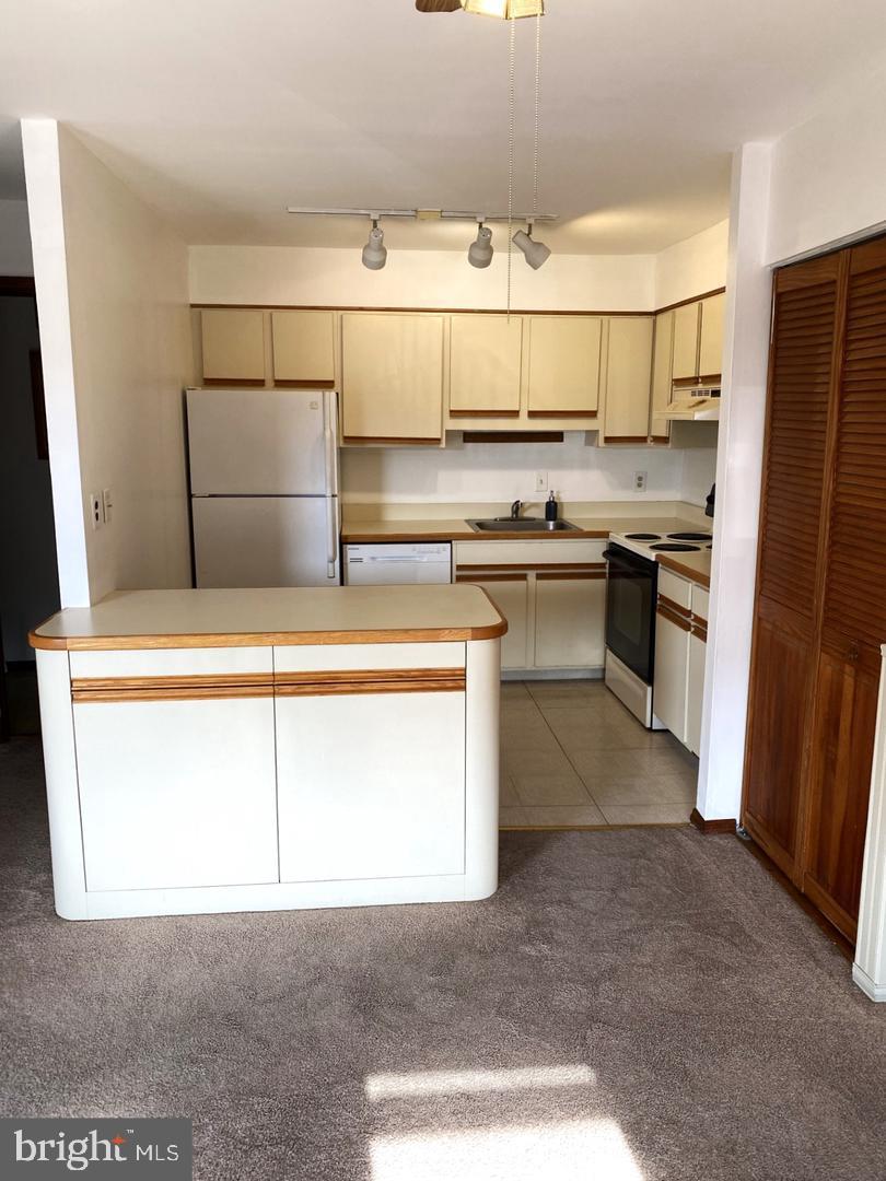 WHITPAIN HILLS - Residential