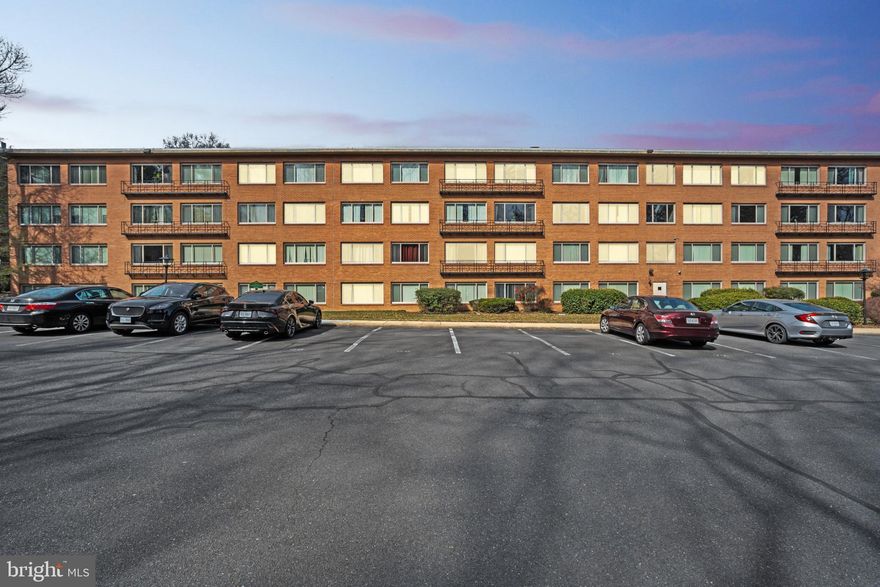 SOUGHT AFTER MAIN STREET GREEN!  2 Bedrooms & 1 Bath!  Indoor Gym & Outdoor Pool!
Commuters dream with quick access to 50, 66, and Chain Bridge Rd. Less than a 1/2 mile to Fairfax Old Town Hall. Plenty of shopping and dining near by. Building has an outdoor pool to enjoy during the summer months.  Expected Active Date March 13th!

Association Fee Include: Air Conditioning, Electricity, Gas, Heat, Pool(s), Sewer, Snow Removal, Trash, Water,  Sewer, Reserve Funds, Basic Internet, and Exterior Building Maintenance
Amenities: Common Grounds, Exercise Room, Picnic Area, Pool - Outdoor, Reserved/Assigned Parking, Security