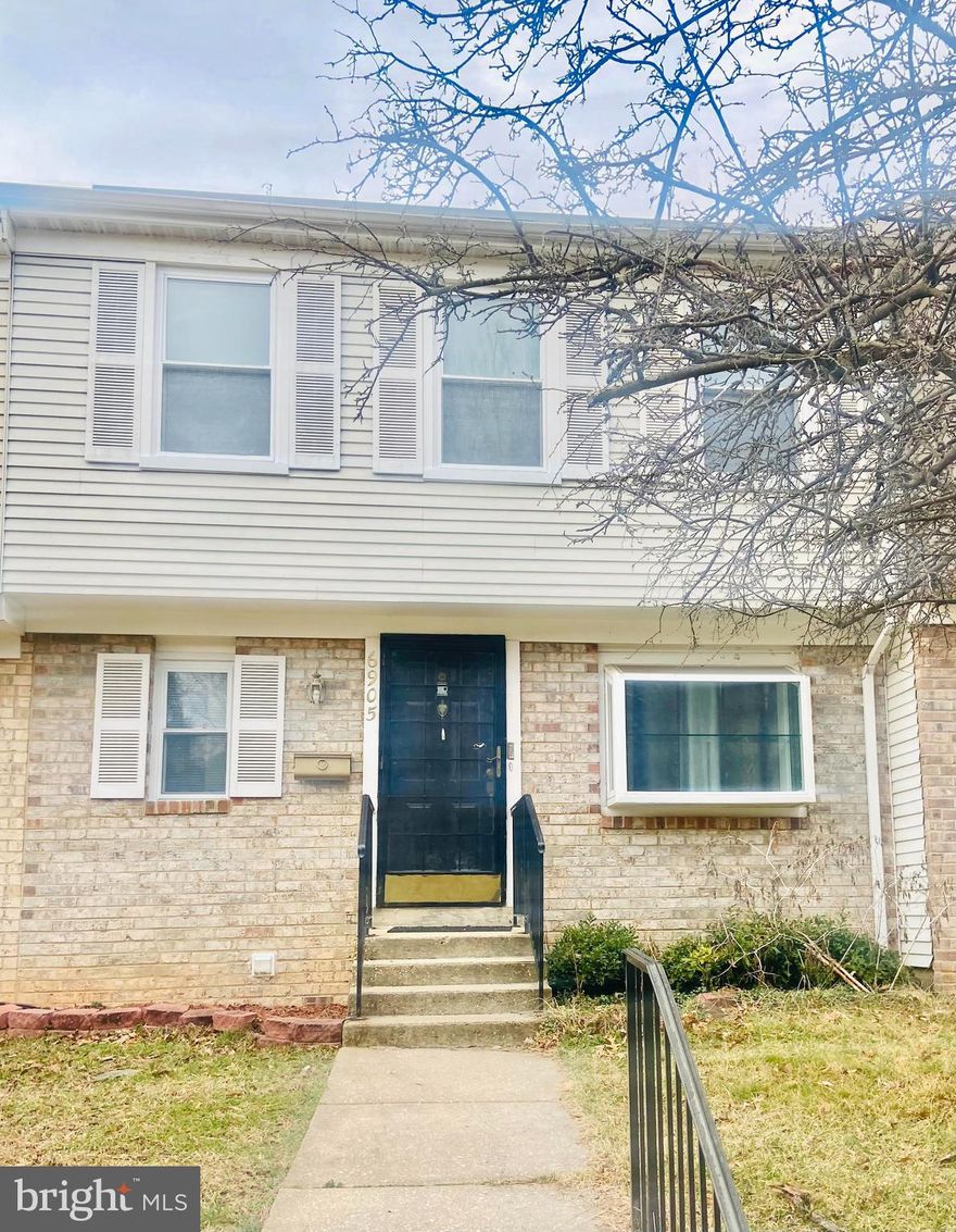 Available and move-in ready!
Eat-in kitchen, open layout for living room/dining room, spacious primary suite with cathedral ceiling, full basement, and much more! Townhouse convenient to shopping, transportation, and recreation. Easy online application.
