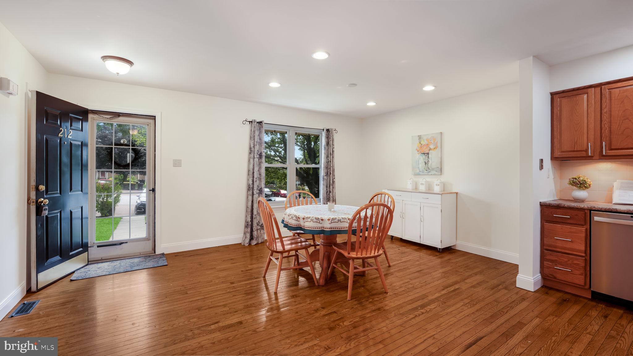 212 LAUREEN ROAD