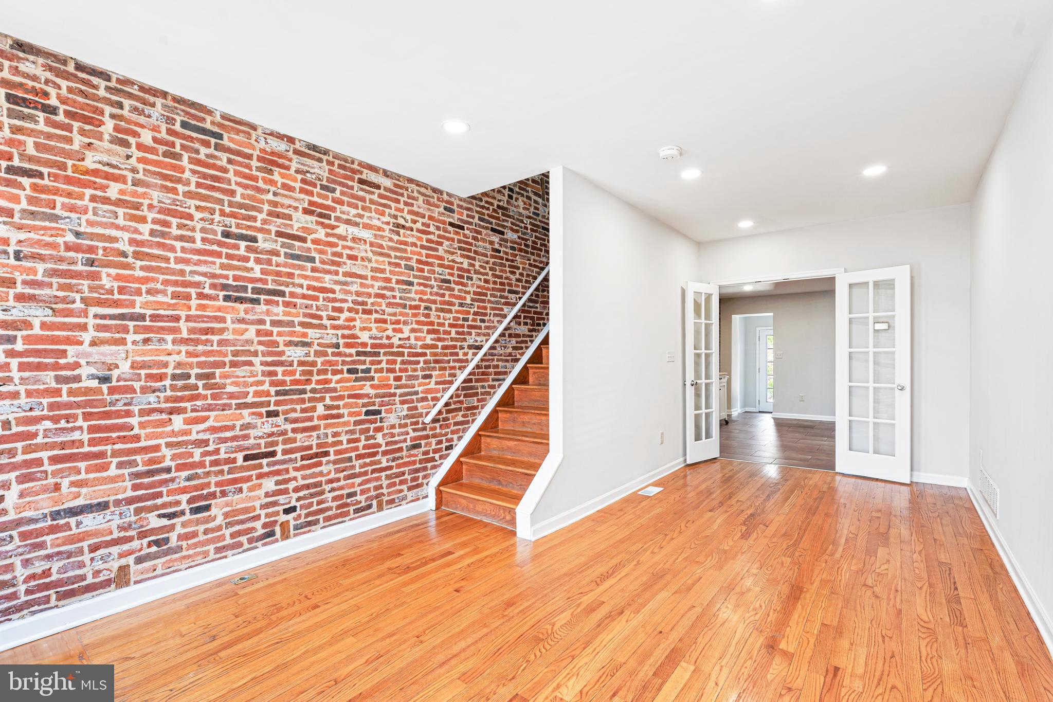 LOCUST POINT - Residential