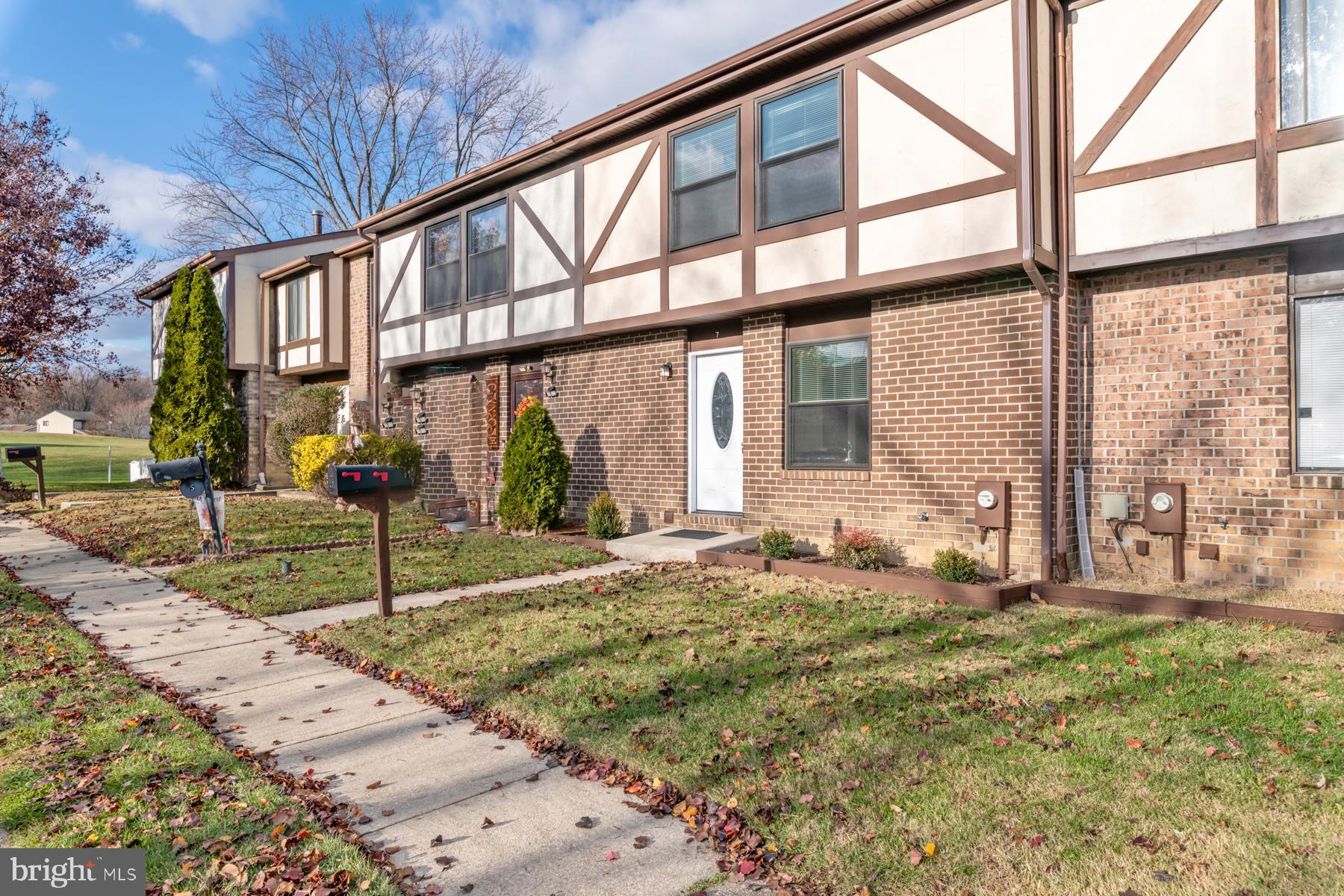 SEVEN COURTS - Residential