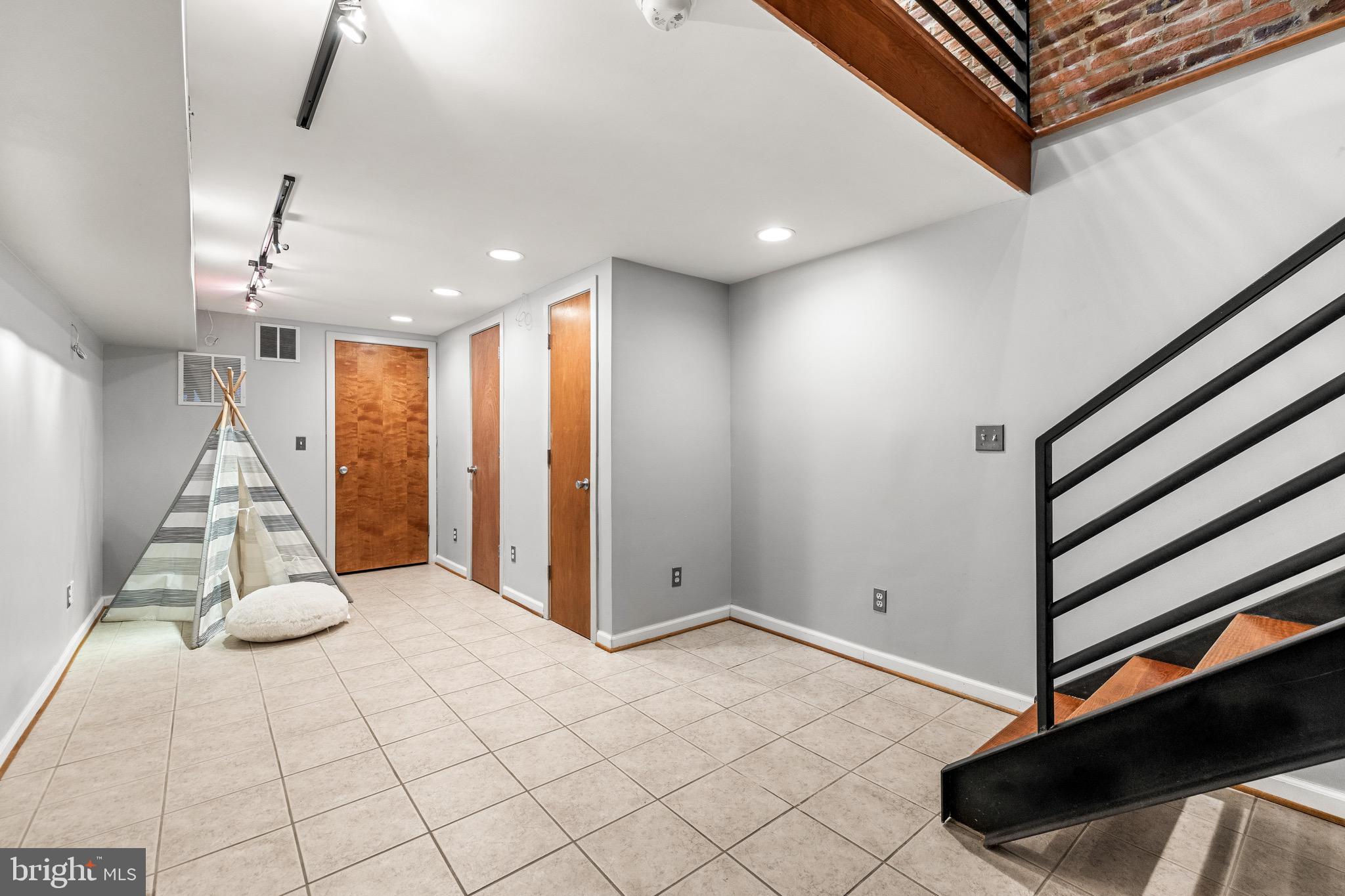 LOCUST POINT - Residential