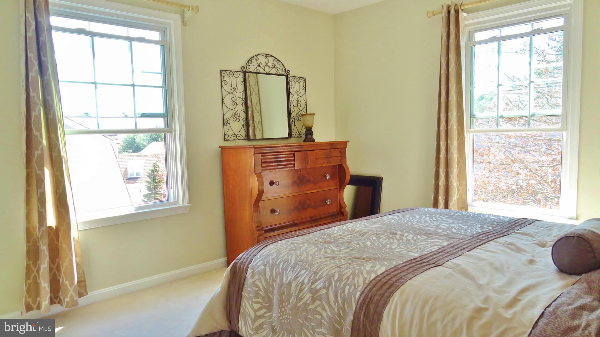 WASHINGTONIAN WOODS - Residential