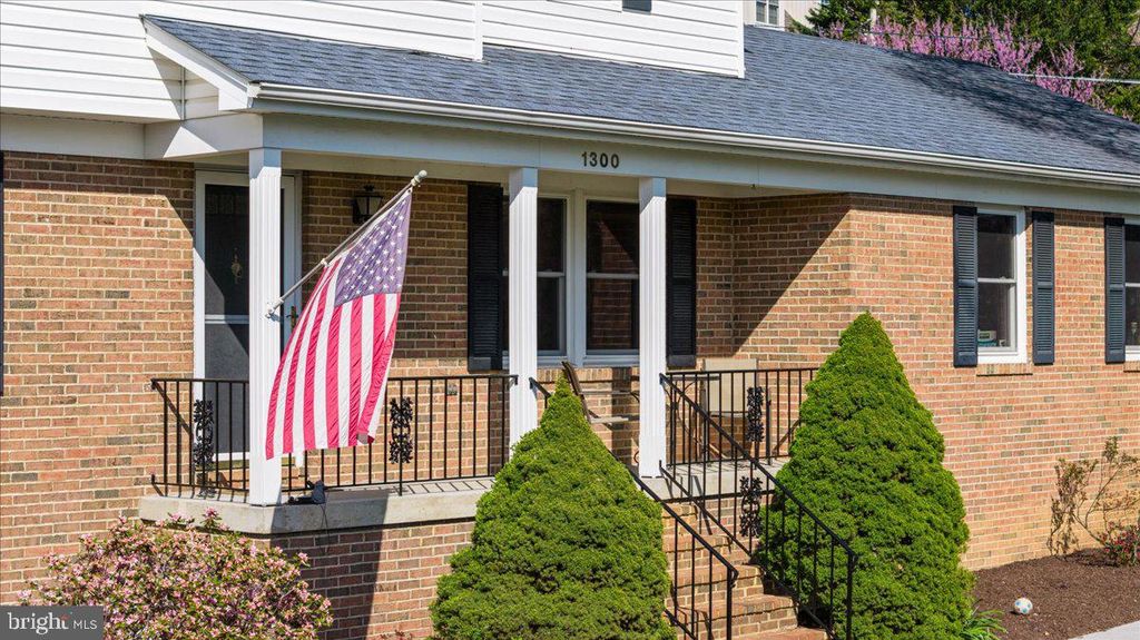 Photo of 1300 Caroline Street, WINCHESTER, VA 22601 (MLS # VAWI2010302)