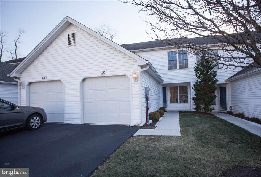 Move in ready home in Fairfield Condo Association. Property features a spacious living room with gas fireplace, large kitchen and dining area. Two spacious bedrooms on second level each with its own full bath and second level laundry room. Easy to show.