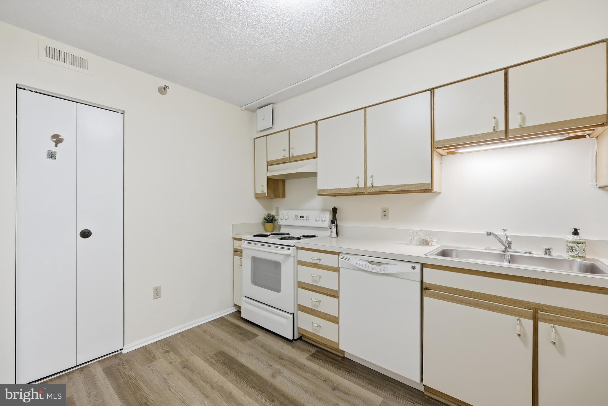 LEISURE WORLD - Residential