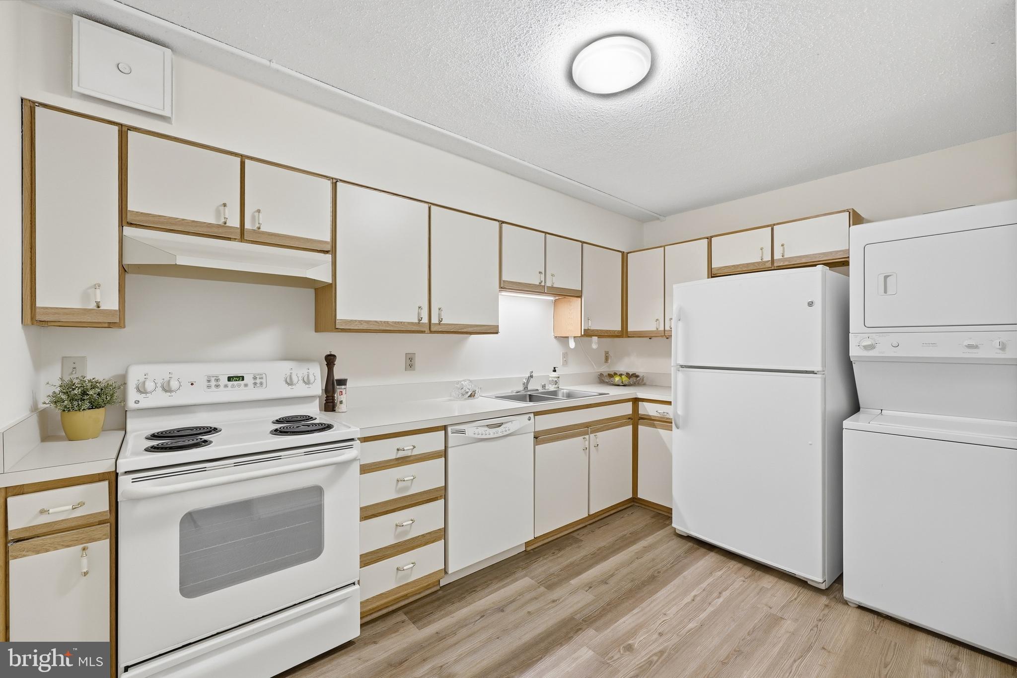 LEISURE WORLD - Residential