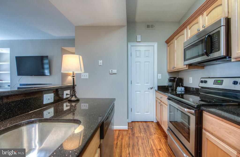 PENDERBROOK SQUARE CONDOMINIUMS - Residential