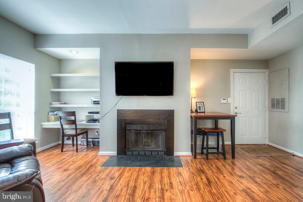 PENDERBROOK SQUARE CONDOMINIUMS - Residential