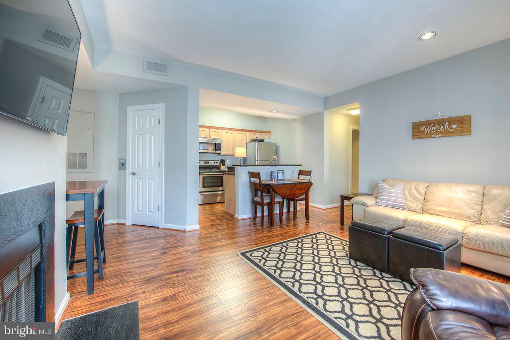 PENDERBROOK SQUARE CONDOMINIUMS - Residential