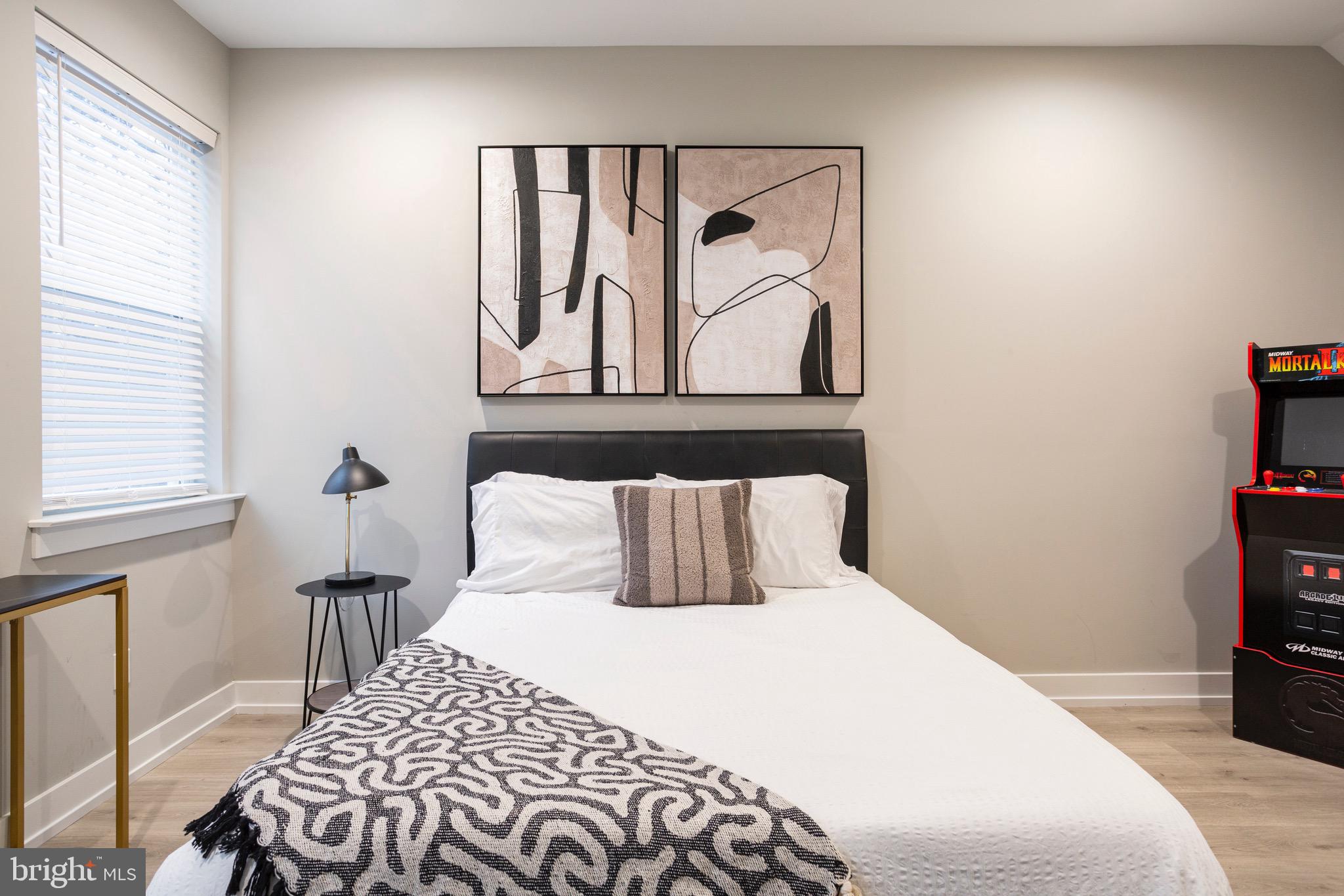 EAST KENSINGTON - Residential