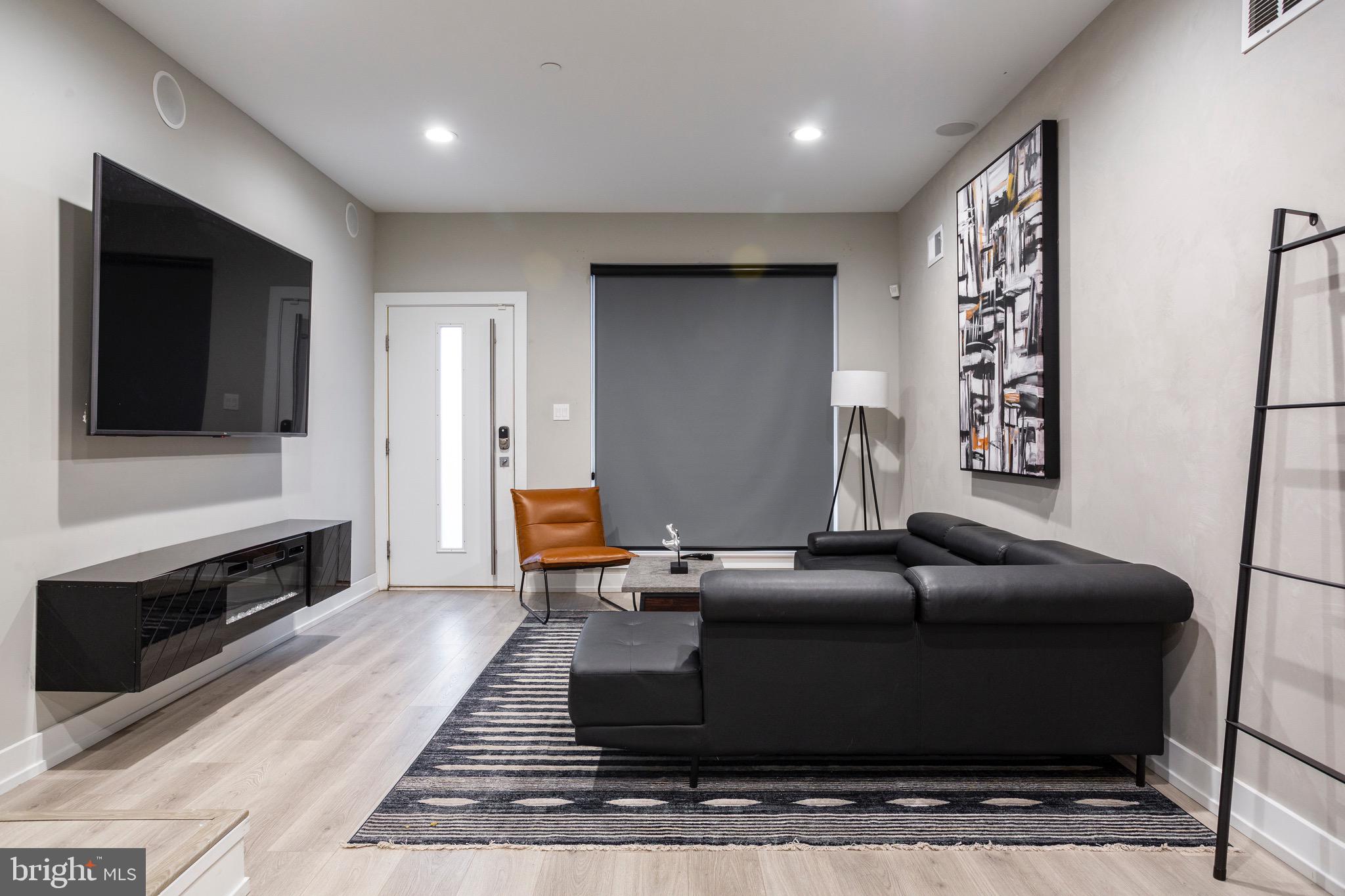 EAST KENSINGTON - Residential