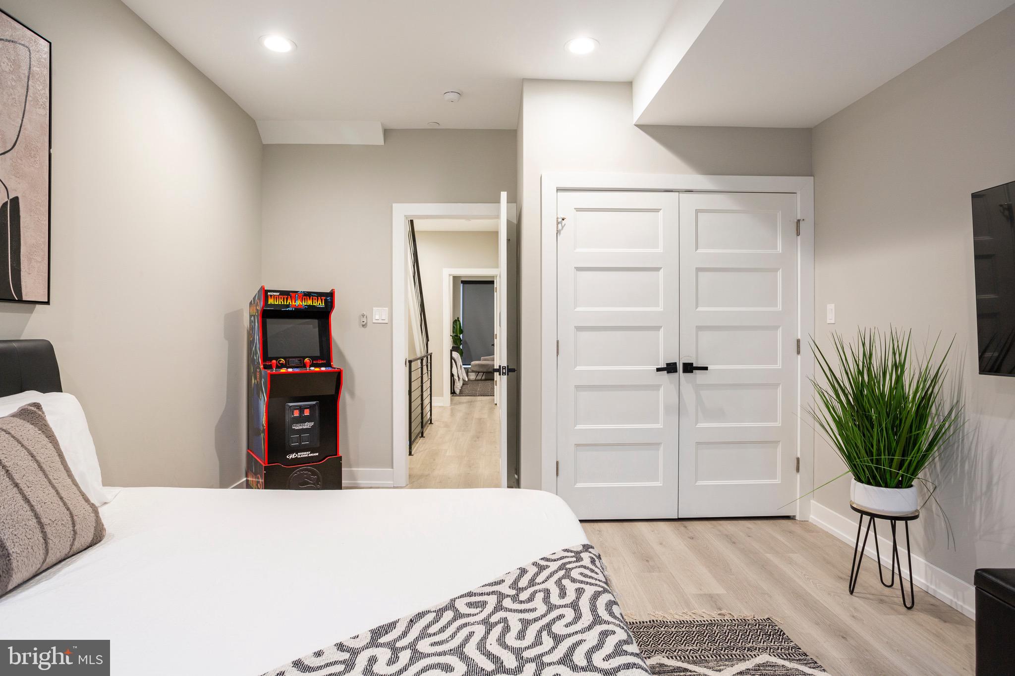 EAST KENSINGTON - Residential