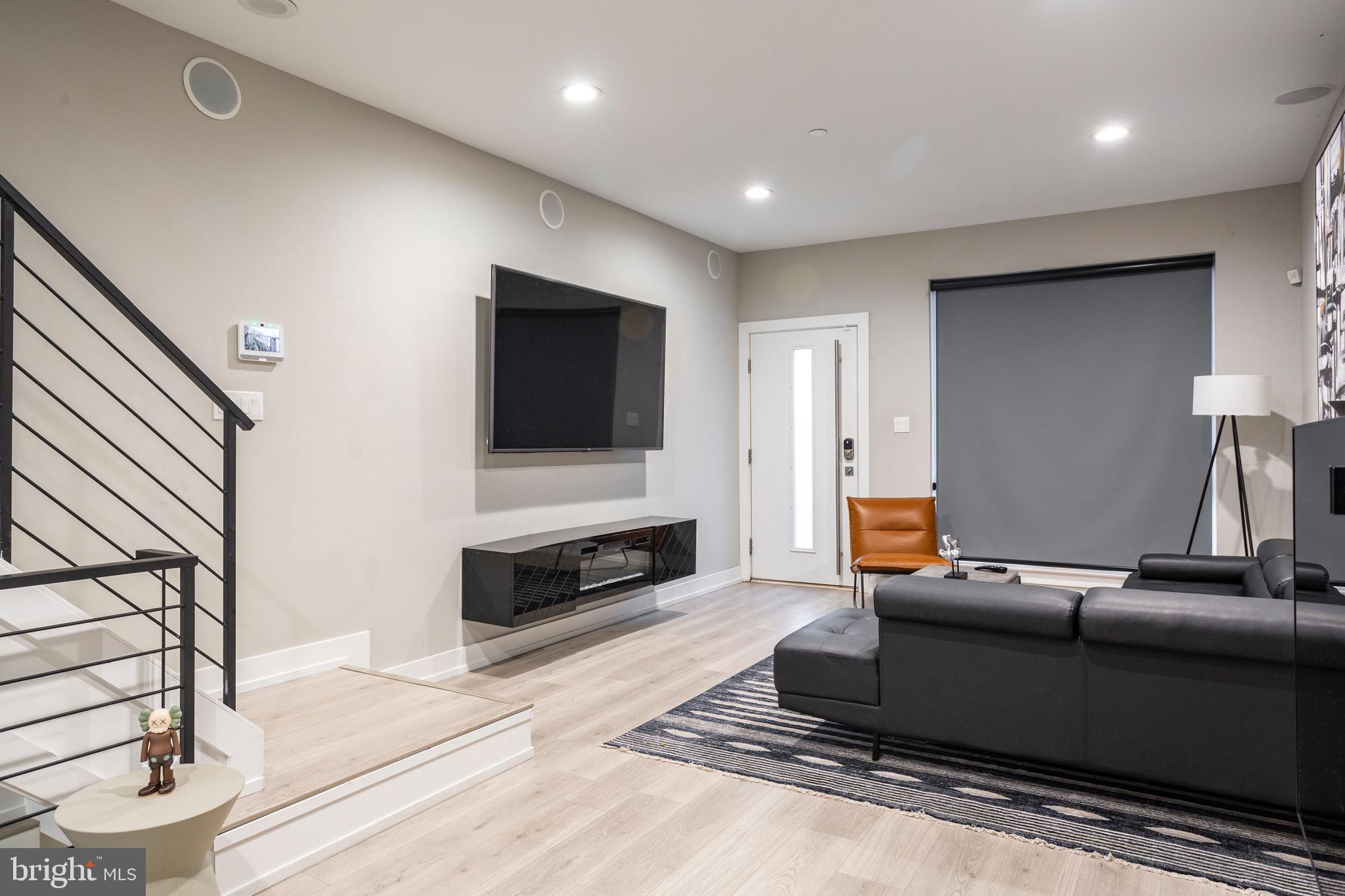 EAST KENSINGTON - Residential