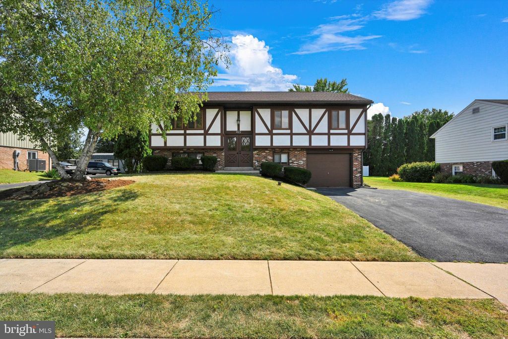 Photo of 422 Chelsea Drive, LANCASTER, PA 17601 (MLS # PALA2076062)