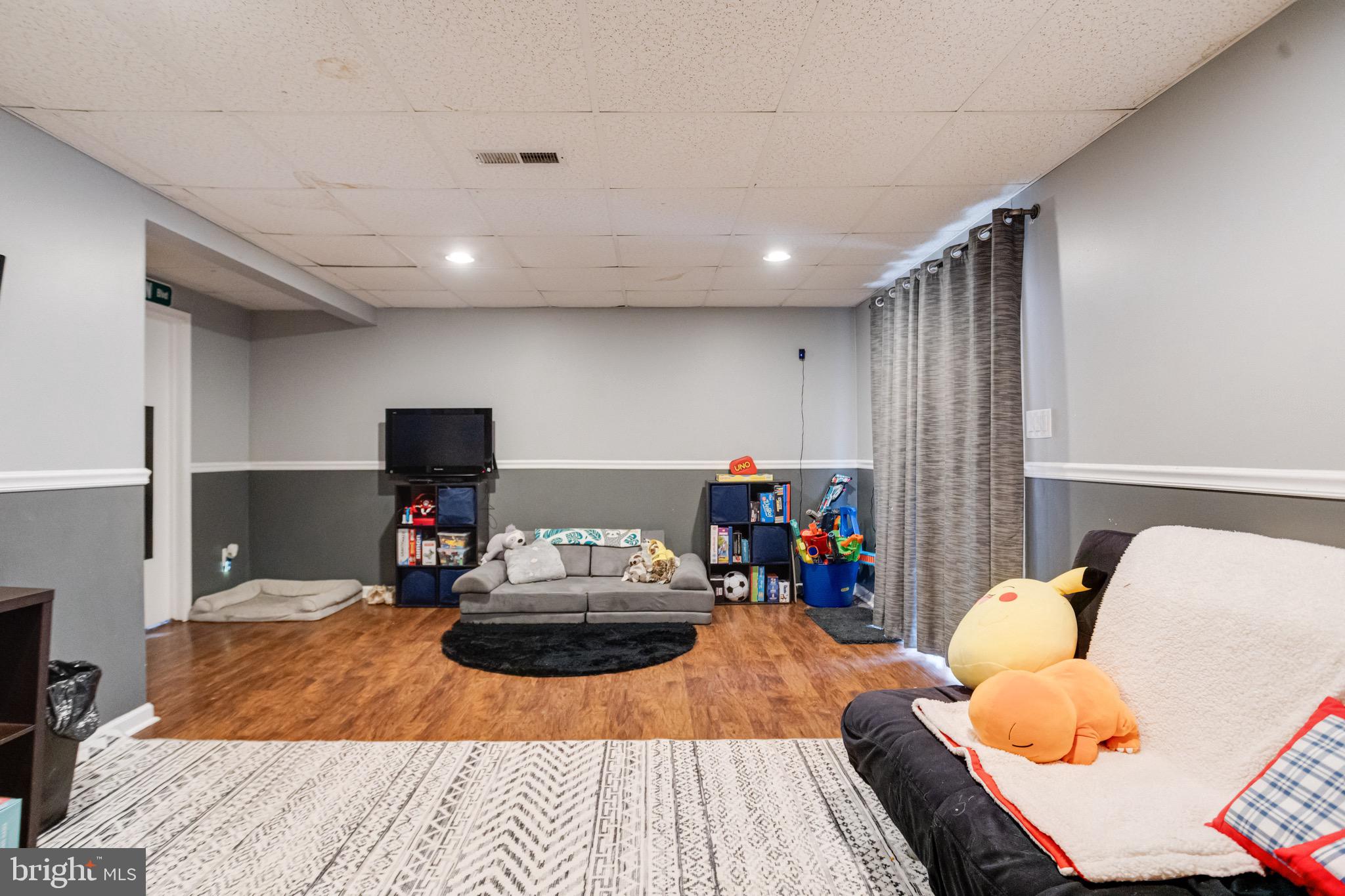 CONSTANT FRIENDSHIP - Residential