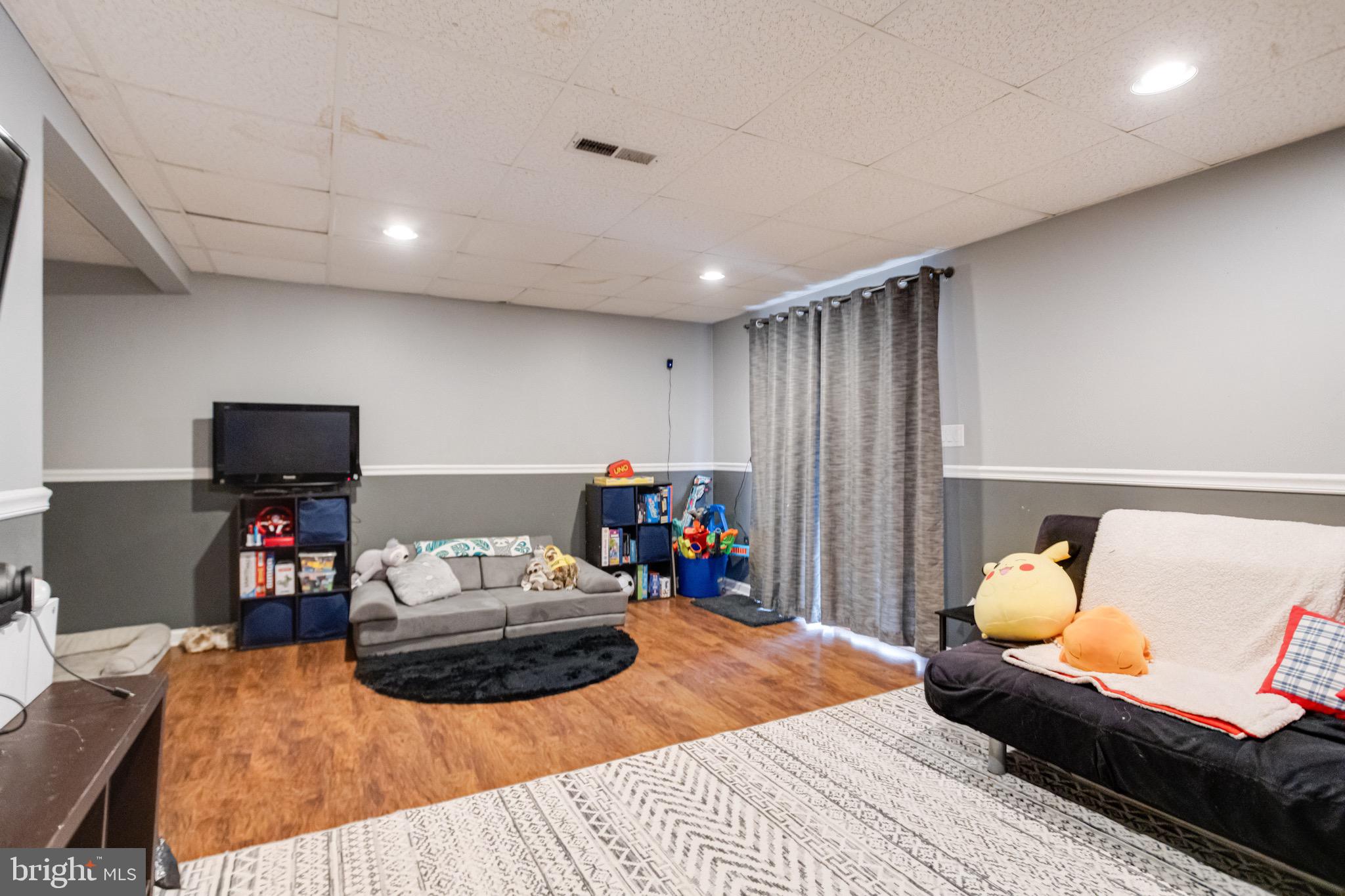 CONSTANT FRIENDSHIP - Residential