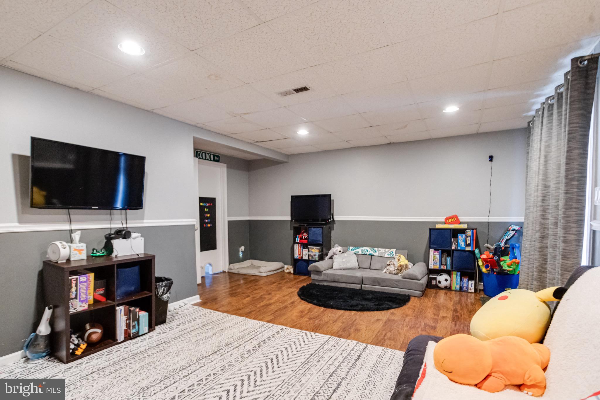 CONSTANT FRIENDSHIP - Residential