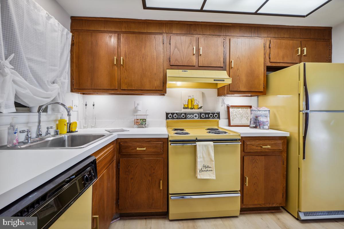 LEISURE WORLD - Residential