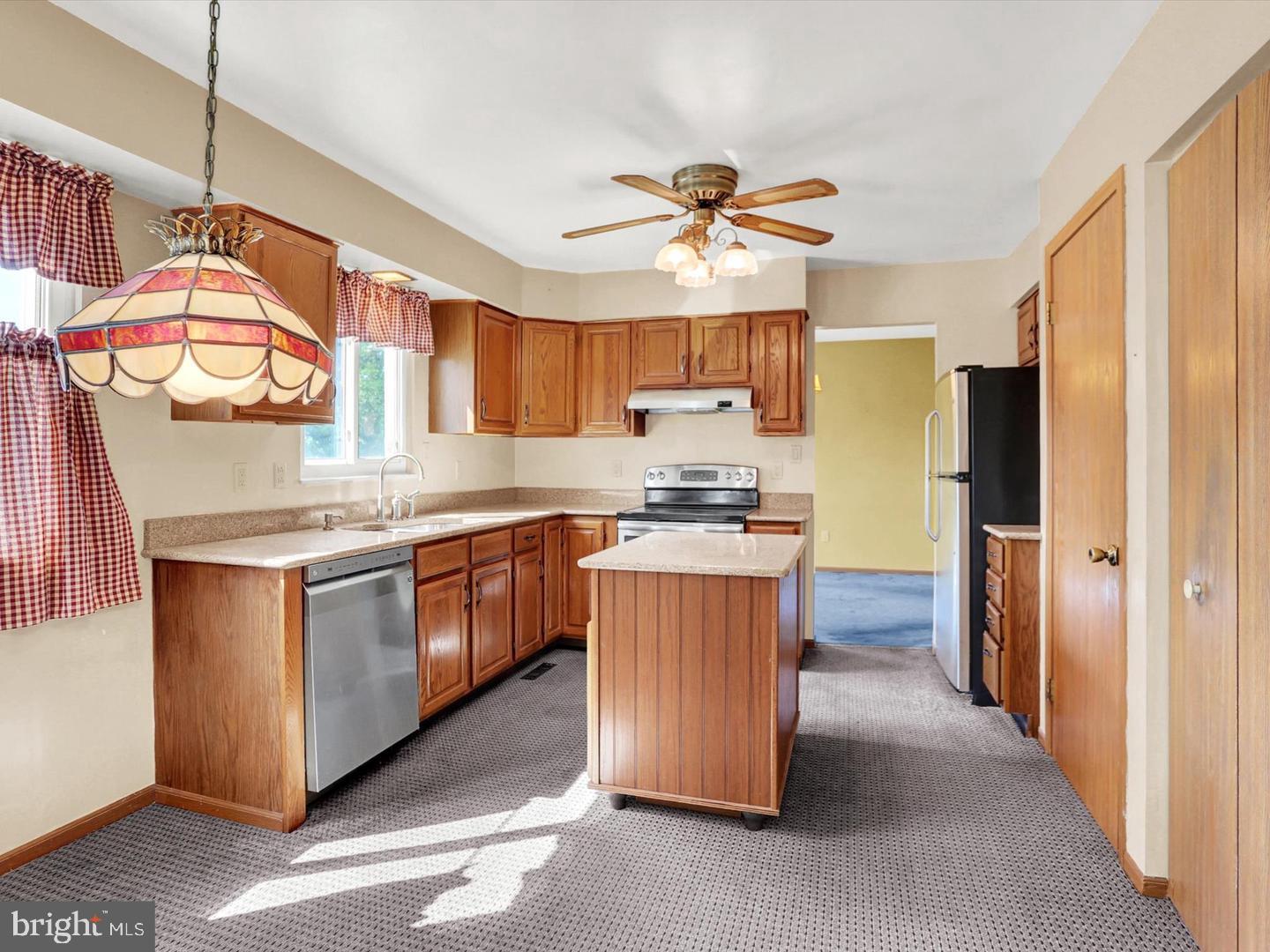 FAIRVIEW ESTATES - Residential Lease