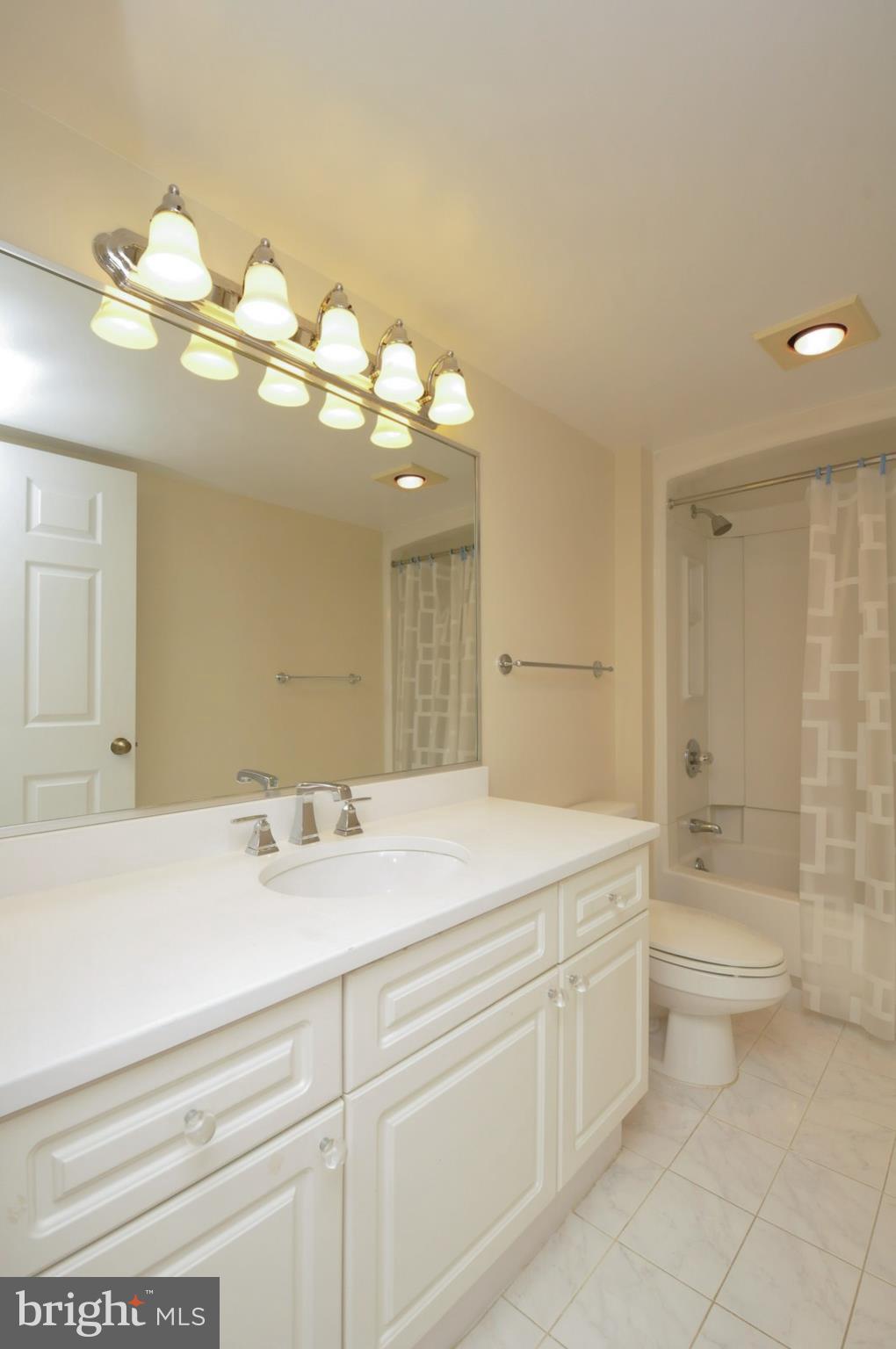 CARLYLE TOWERS - Residential