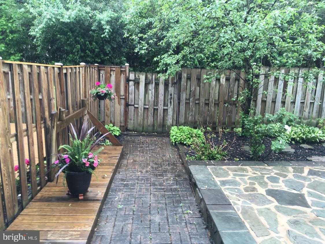 OAKTON COMMONS - Residential Lease