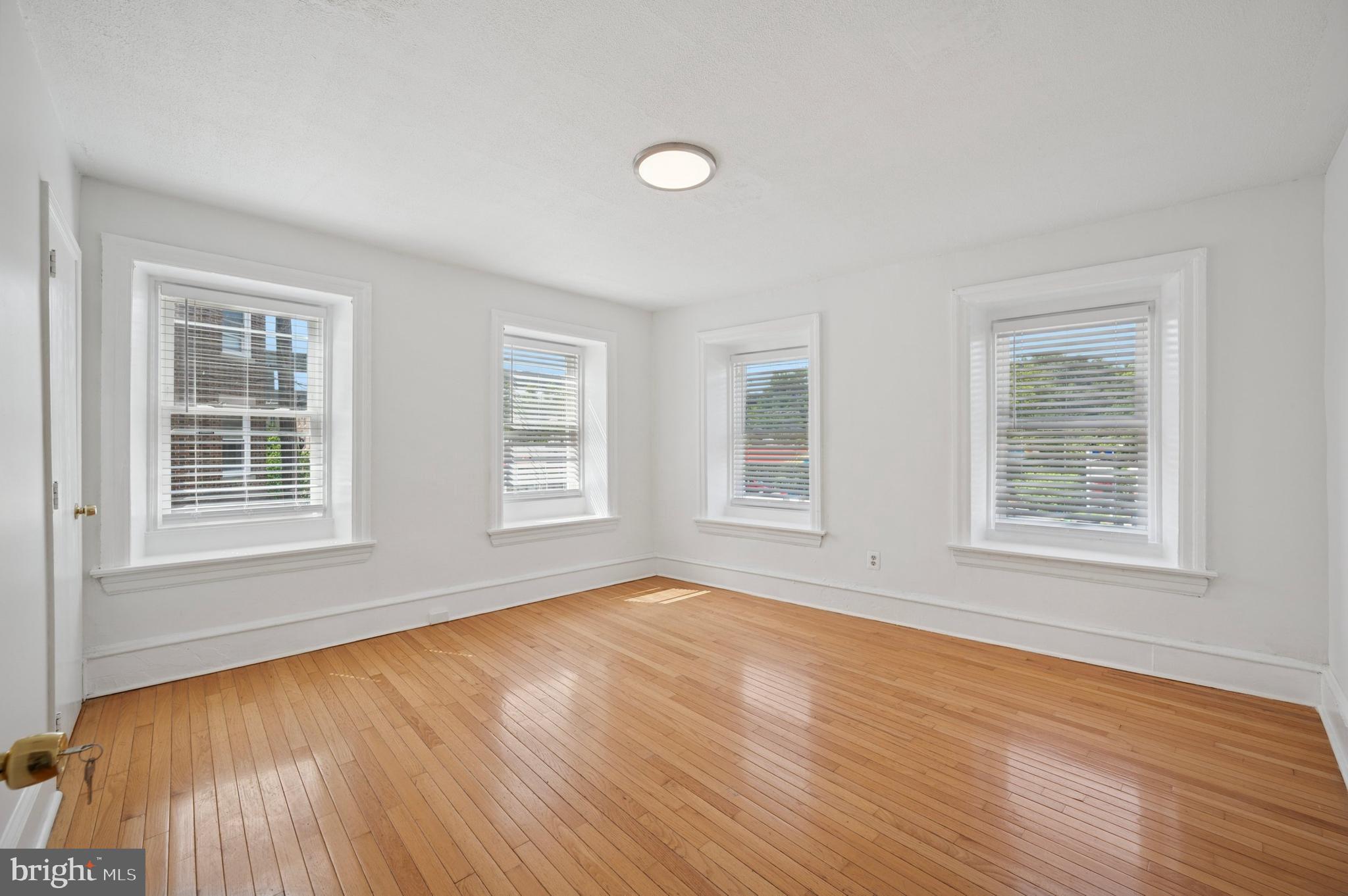 EAST FALLS - Residential Lease