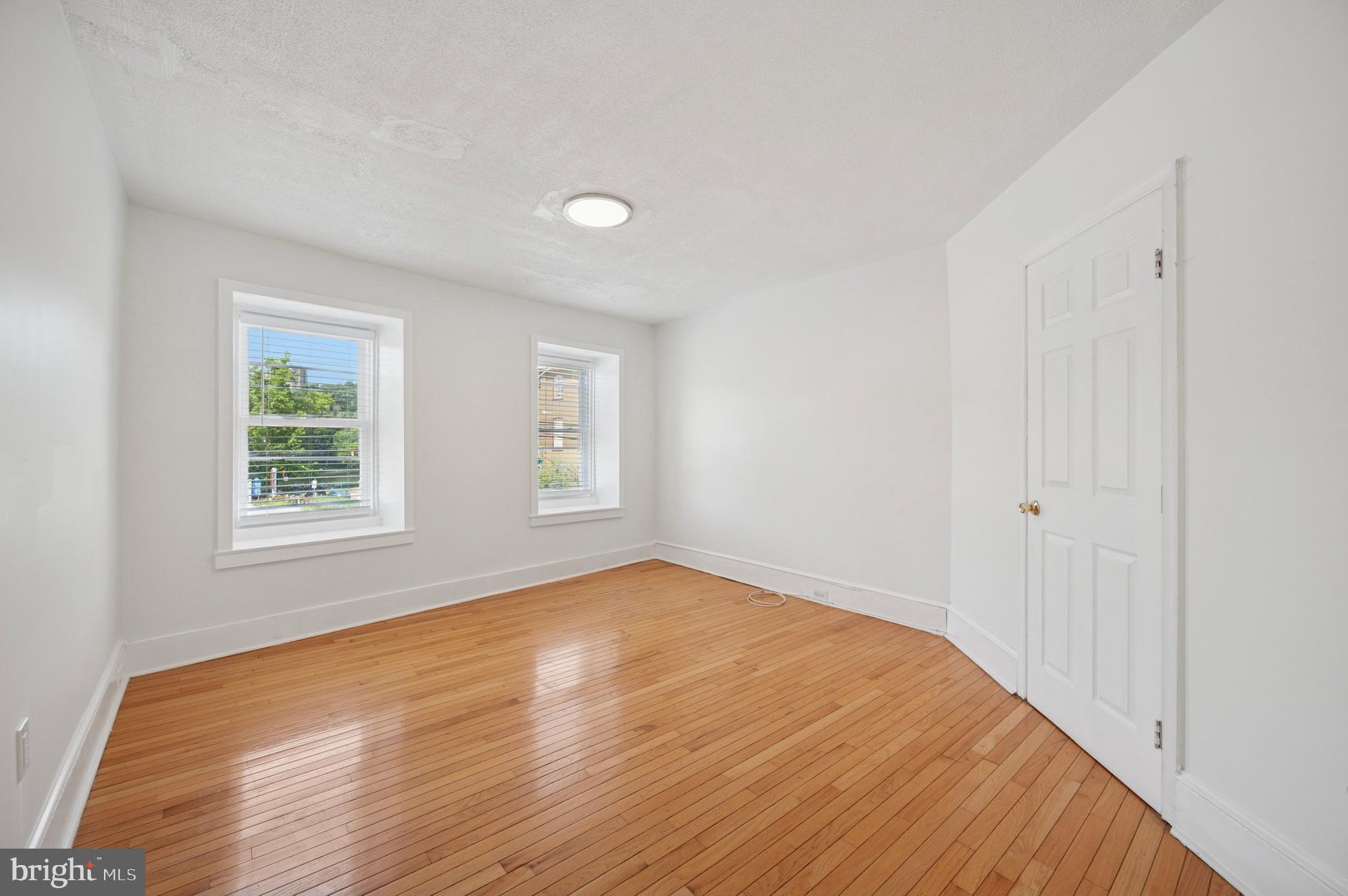 EAST FALLS - Residential Lease