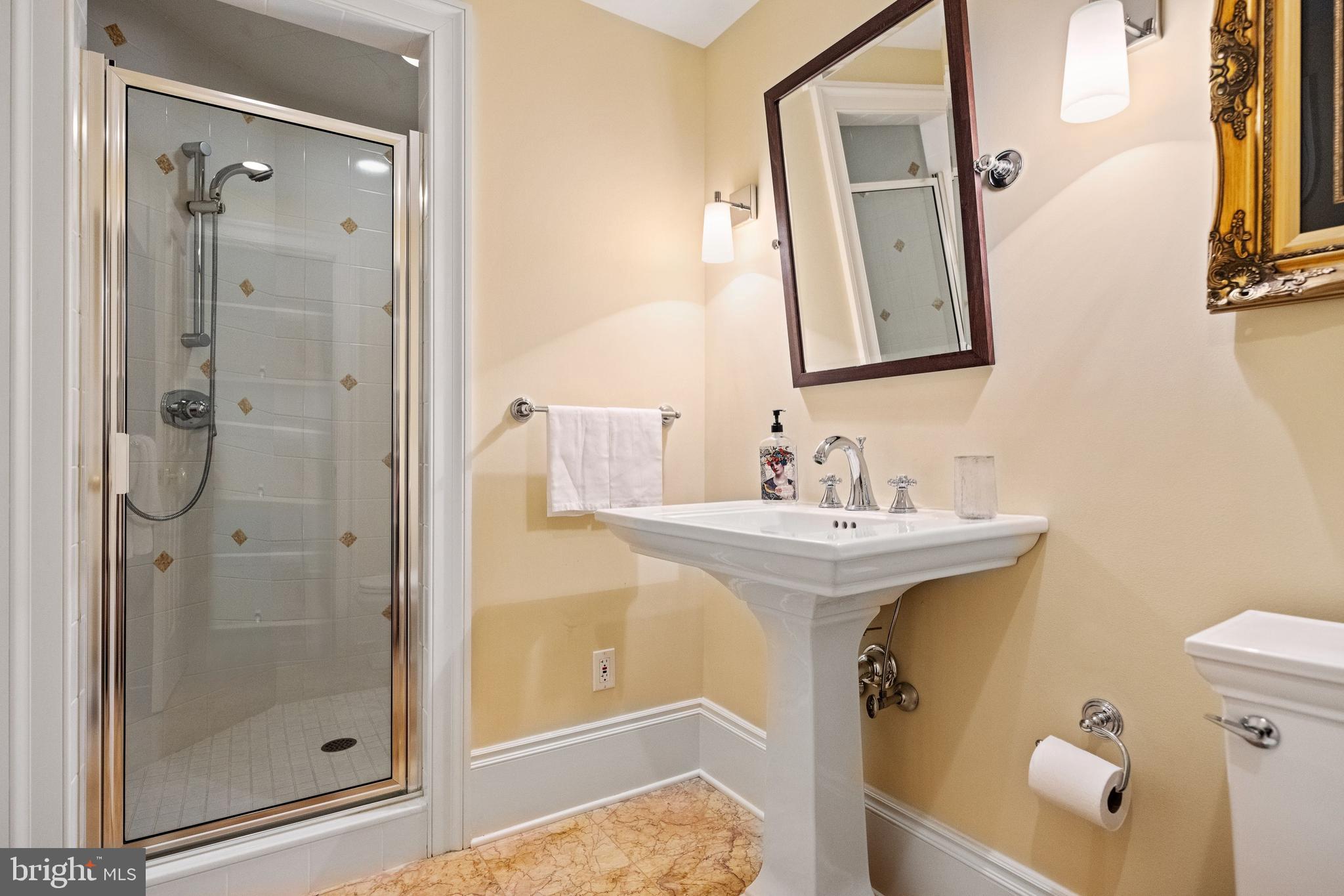 GLADWYNE - Residential