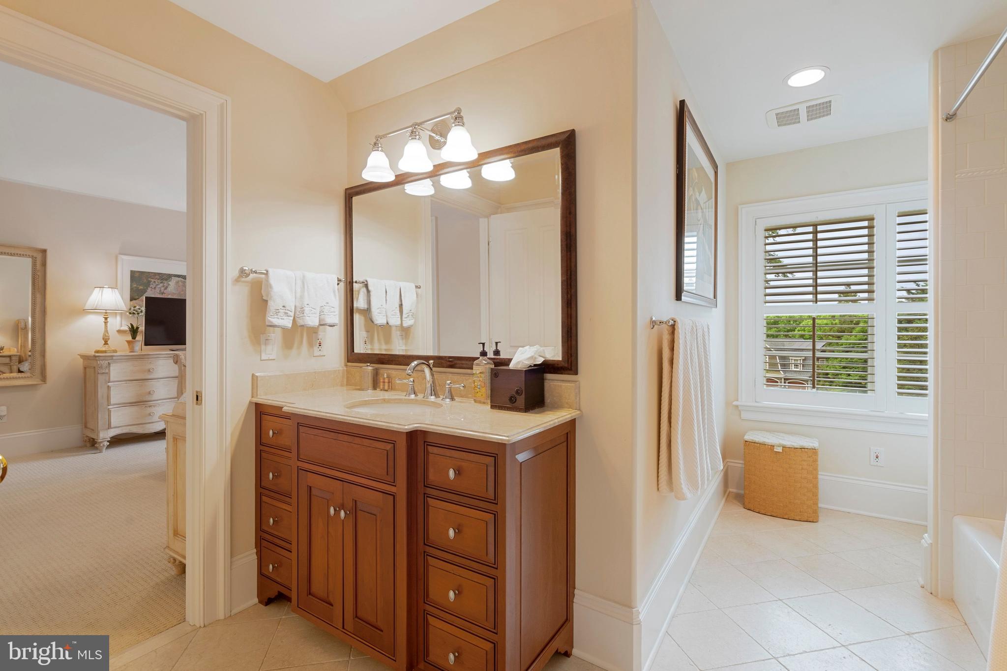 GLADWYNE - Residential