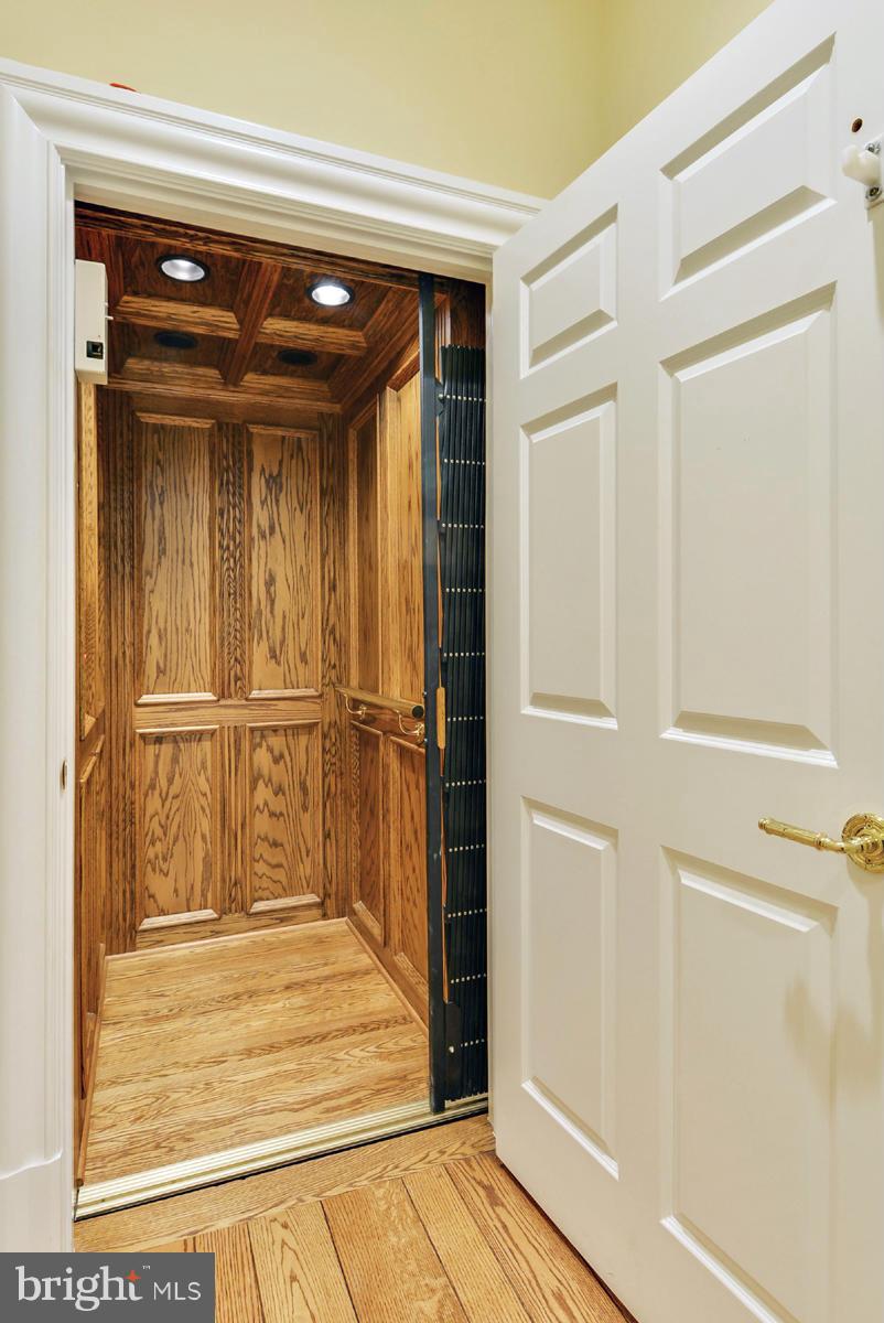 COUNTRY CLUB HILLS - Residential