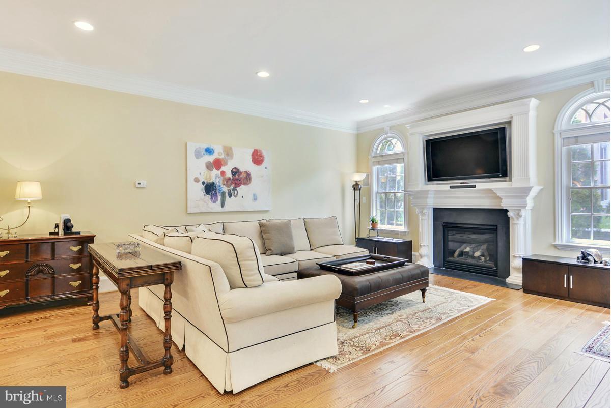 COUNTRY CLUB HILLS - Residential