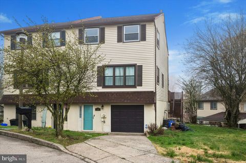 Townhouse For Sale - 804 Keely Place<br/> Philadelphia County, PHILADELPHIA, PA 19128
