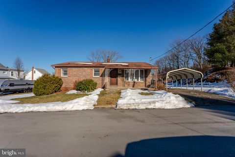 Homes For Sale - 321 S Chestnut Street<br/> SUMMIT HILL, PA 18250