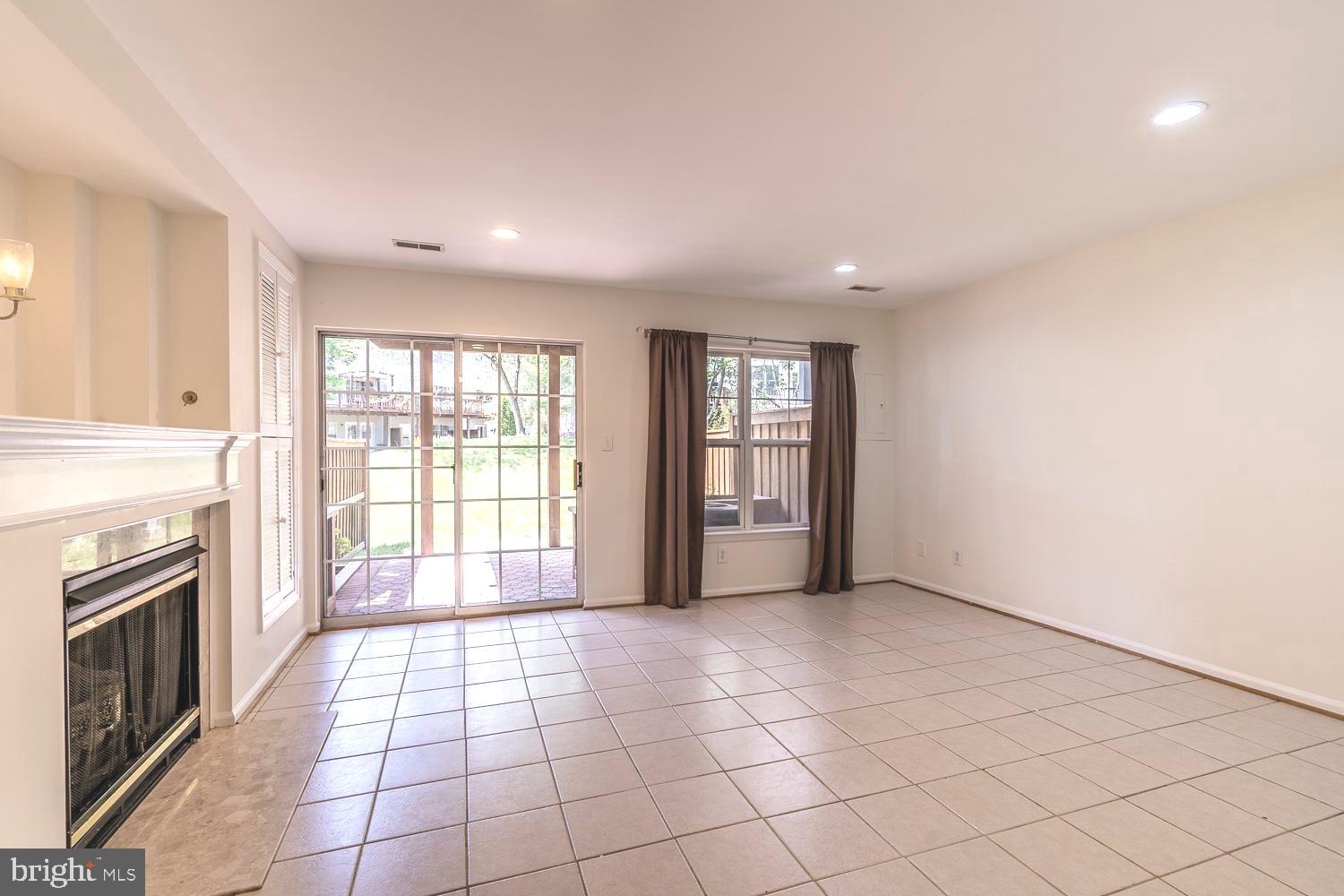 SIGNATURE AT BROADLANDS - Residential