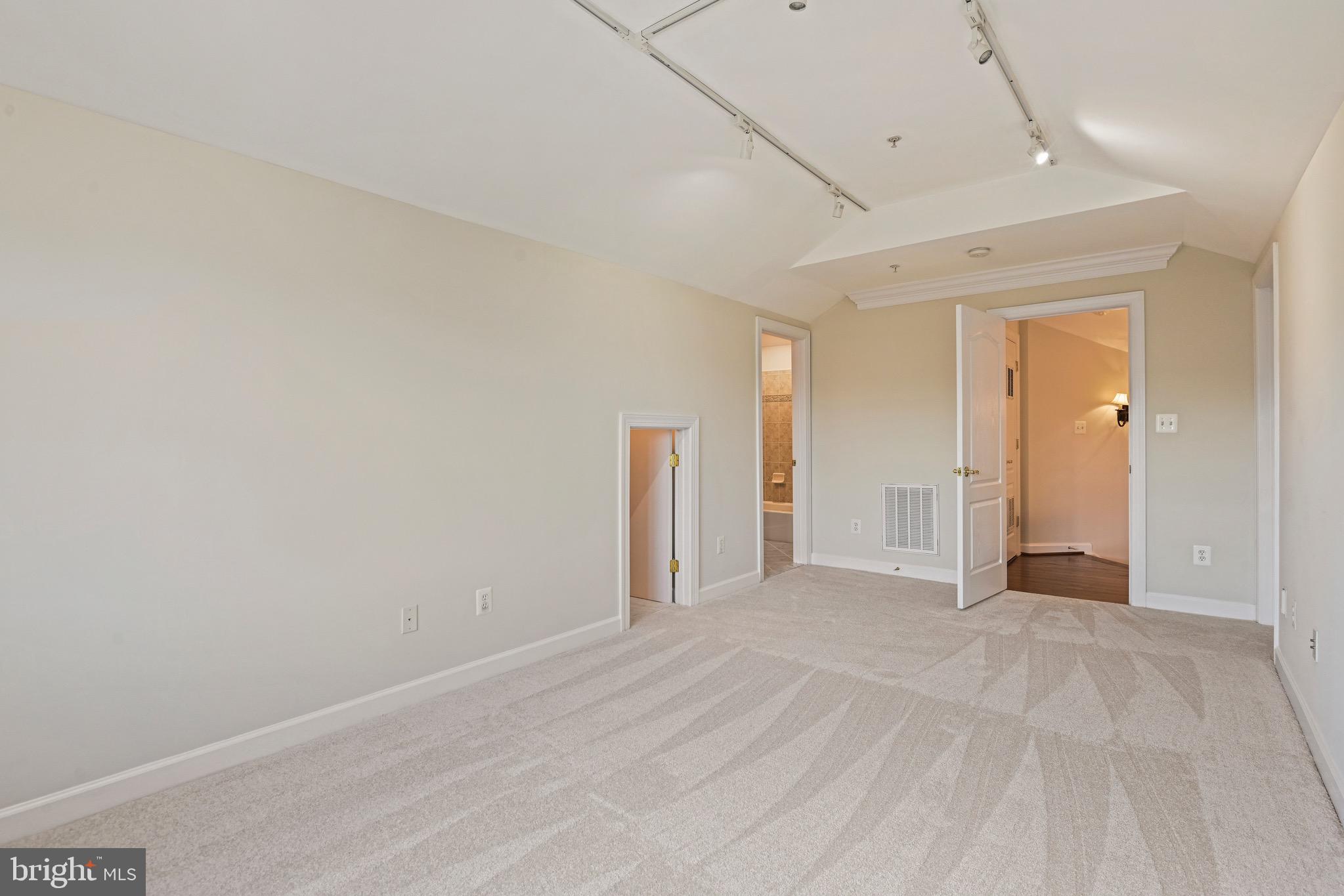 MCLEAN PLACE - Residential