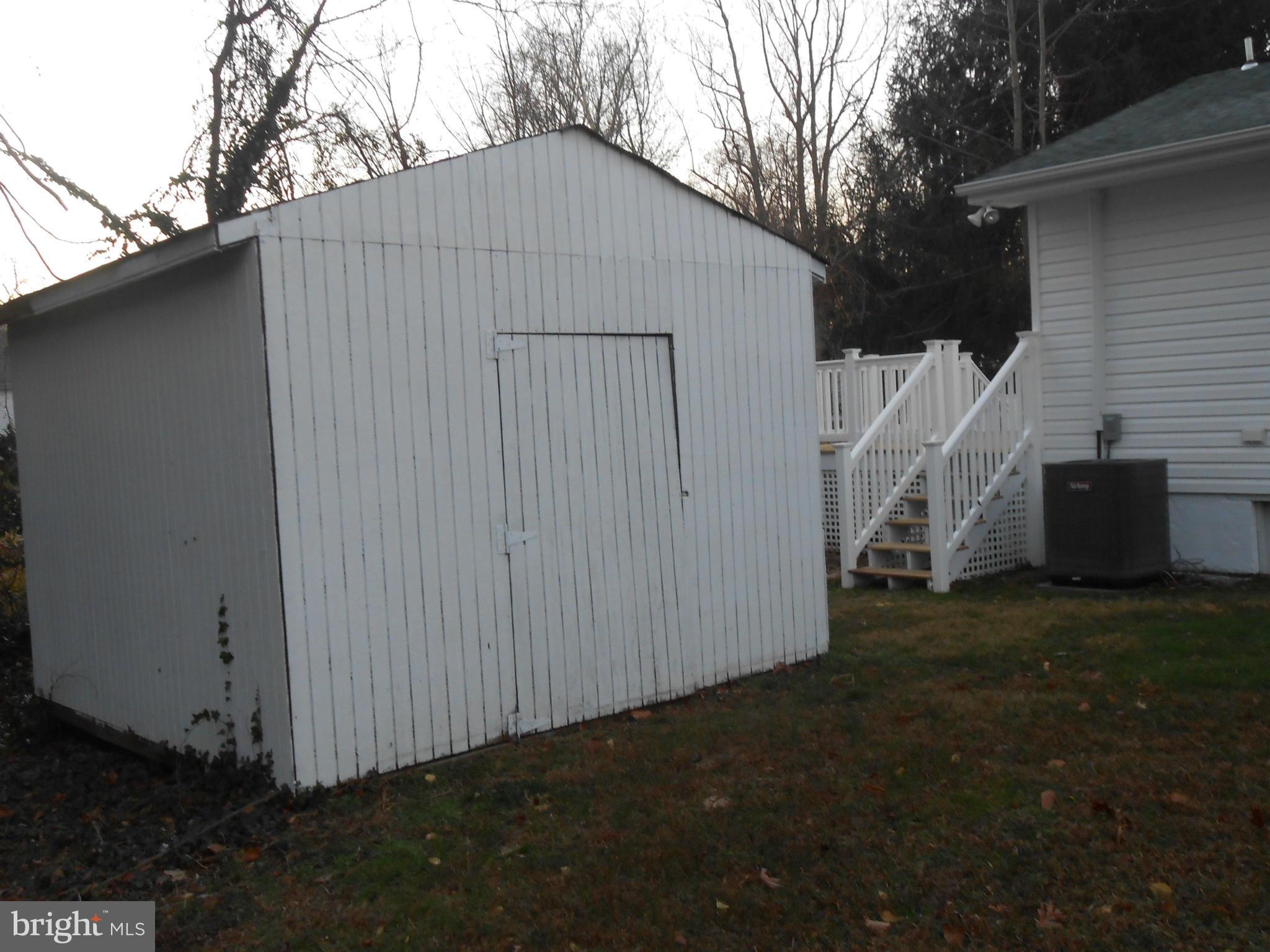 HOLLYWOOD SHORES - Residential