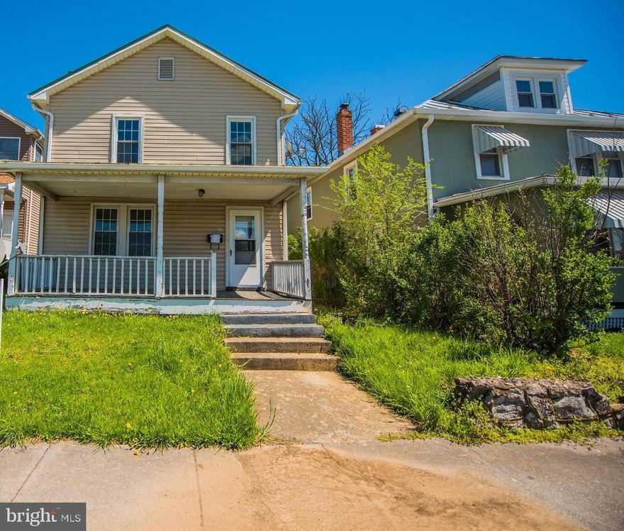 Great in town location. Fixer Upper. Walk to Jim Barnett Park. Move in ready. Freshly painted interior. 3BR, 1 and 1/2 baths. Fantastic starter or investment property, Parking in rear. Sold"As Is".