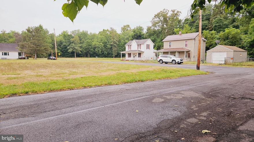 Nice level corner lot ready for you to build your dream home!  This sale includes two lots, 200 & 208 E. Roberts St. These two lots make this lot " L " SHAPE!
