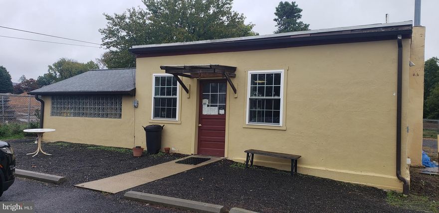 Cute flower/gift shop on main road . Adjoins new park