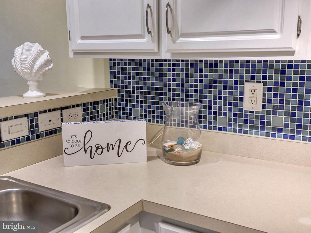 SANIBEL VILLAGE - Residential