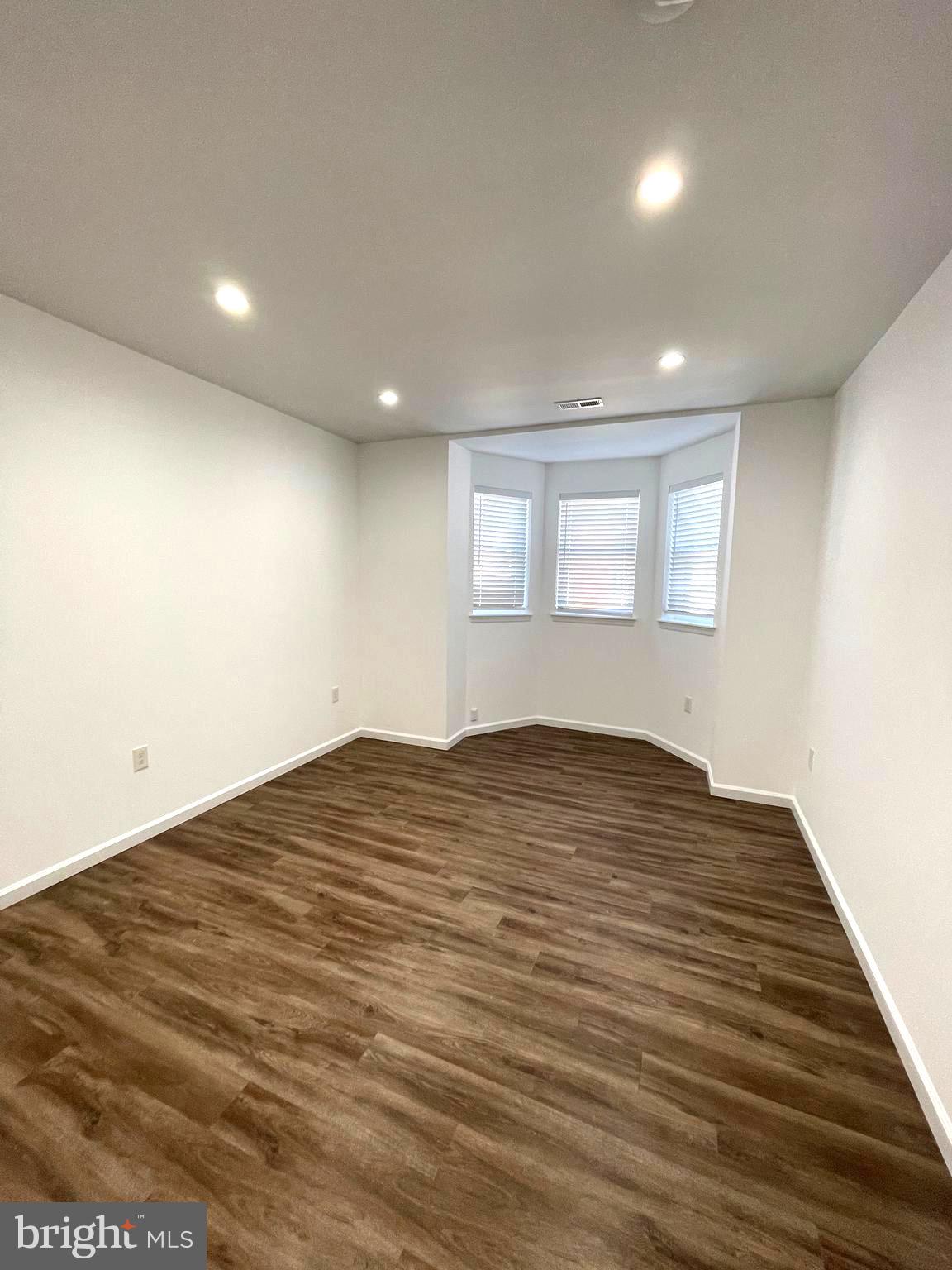 PORT RICHMOND - Residential Lease